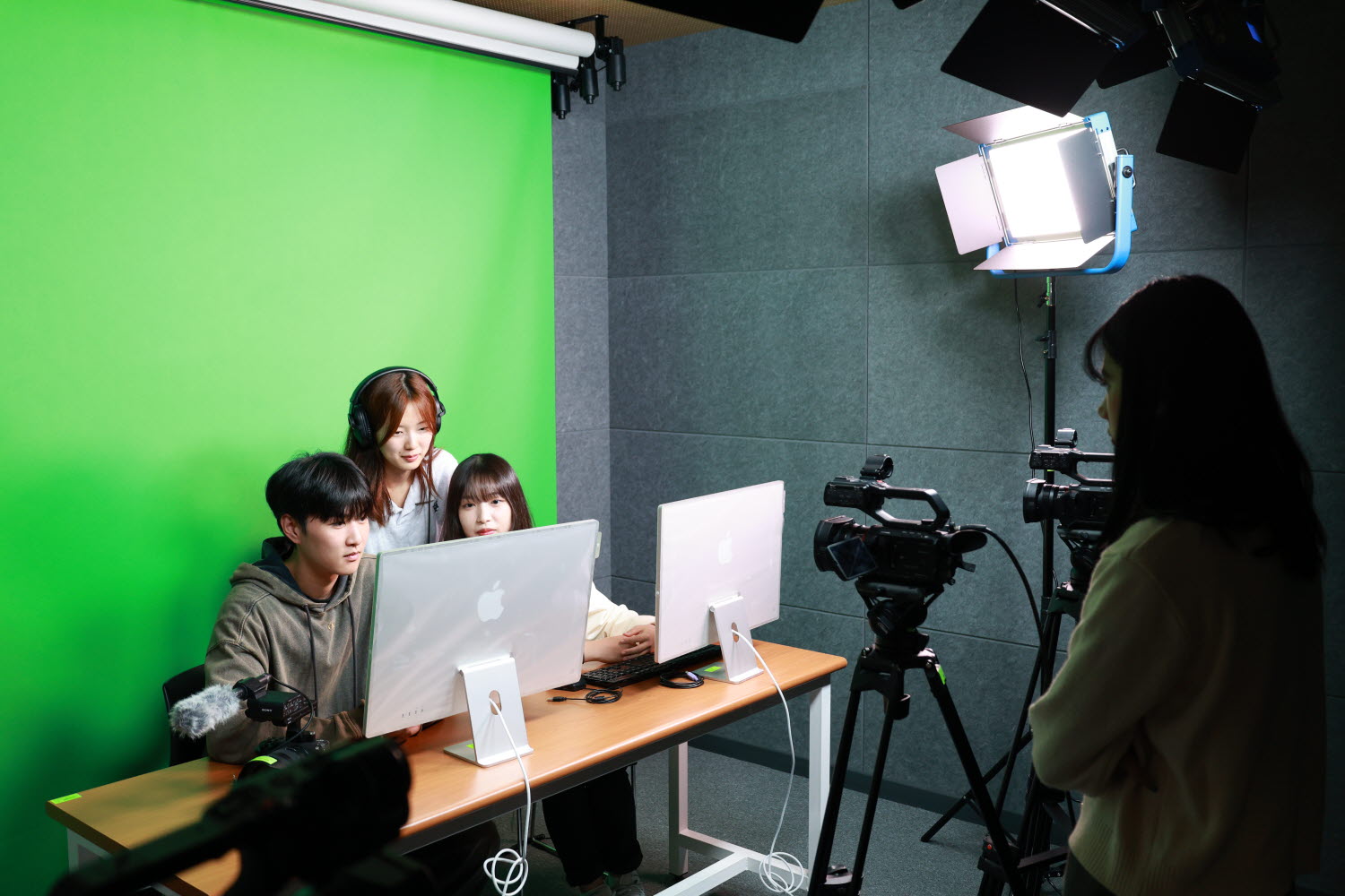 미디어콘텐츠학과는 세상을 움직이는 이야기와 영상을 만듭니다.