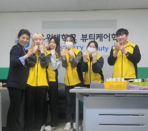 2023 "뷰티케어학과 어버이날 음봉산동종합사회복지관 어르신 미용봉사 진행"