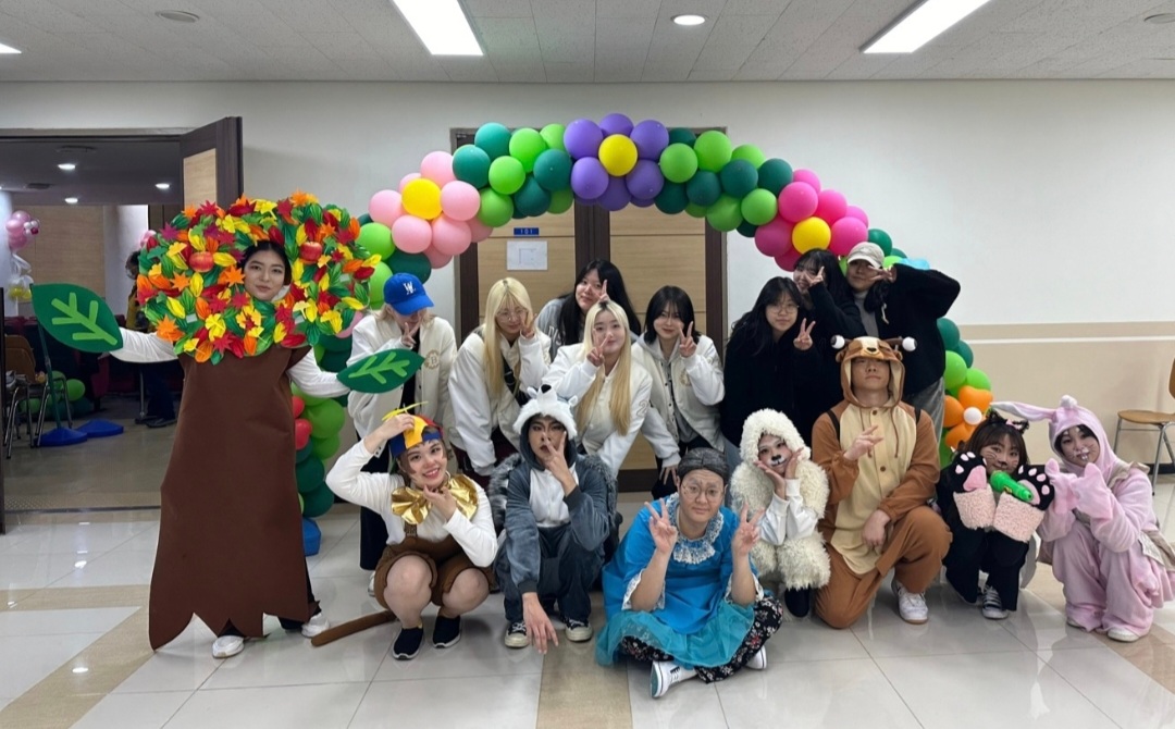 2023. 11.7 뷰티케어학과 재학생들, 유아교육학과 "소담제" 행사 메이크업 봉사 진행~~*^^*